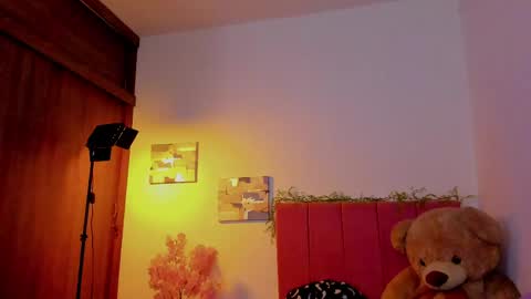 Snapshot of laura_r23 chatting on April 22, 5:43 am Laura Rose online show from April 22, 5:43 am