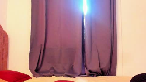 LAURA SOE online show from November 1, 8:00 pm