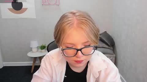 Laura online show from February 8, 9:45 am