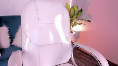 Snapshot of lauracarther chatting on April 21, 2:51 am LauraCarther online show from April 21, 2:51 am