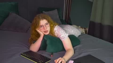 Snapshot of lauradennis chatting on April 18, 8:51 am Laura online show from April 18, 8:51 am