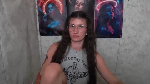 Snapshot of lauradre_ chatting on July 7, 7:23 am Laura online show from July 7, 7:23 am