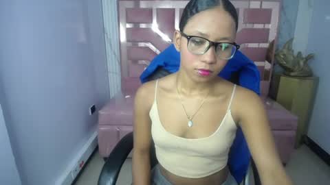 laurakail_ch online show from June 28, 3:34 am