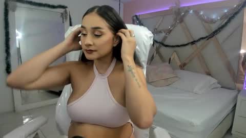 laura  online show from December 15, 9:52 pm