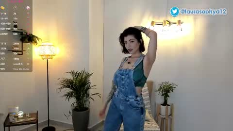 Snapshot of laurasophya chatting on June 25, 10:03 pm Laura online show from June 25, 10:03 pm