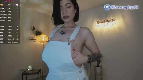 Snapshot of laurasophya chatting on July 1, 9:14 pm Laura online show from July 1, 9:14 pm