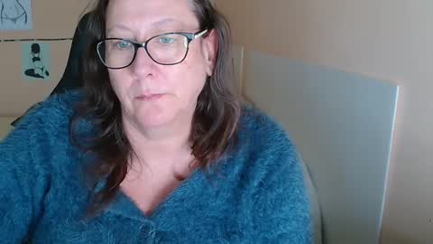 Snapshot of laureanne50 chatting on December 8, 10:19 am laureanne online show from December 8, 10:19 am