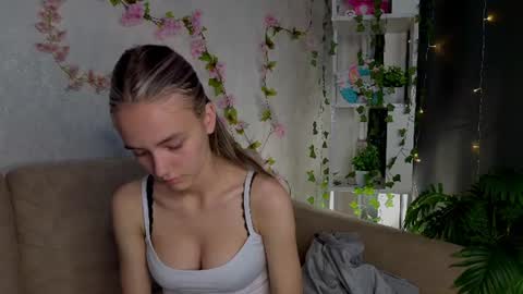 Snapshot of laurenasimpkin chatting on June 11, 12:47 pm Lissa online show from June 11, 12:47 pm
