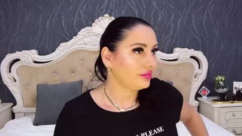 Laura online show from May 5, 2:25 pm