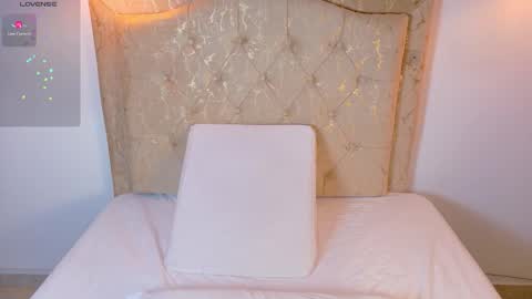 laurenn_smitth online show from March 12, 1:39 pm