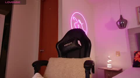 Lauren Saenz online show from April 18, 12:09 pm