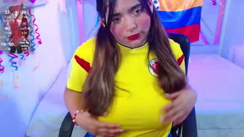 Snapshot of laurha_ chatting on June 12, 8:19 pm laura online show from June 12, 8:19 pm