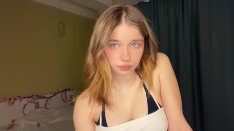 Snapshot of laurineleconey chatting on March 2, 11:06 am Bella online show from March 2, 11:06 am