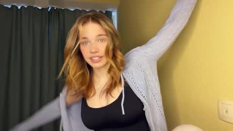 Snapshot of laurineleconey chatting on March 3, 11:49 am Bella online show from March 3, 11:49 am