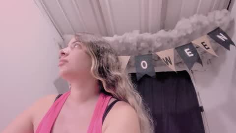 Snapshot of lauu_g chatting on October 23, 9:19 am Lauu G online show from October 23, 9:19 am