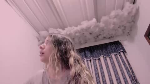 Snapshot of lauu_g chatting on November 10, 10:25 am Lauu G online show from November 10, 10:25 am