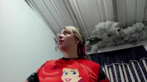 Snapshot of lauu_g chatting on February 7, 10:41 am Lauu G online show from February 7, 10:41 am