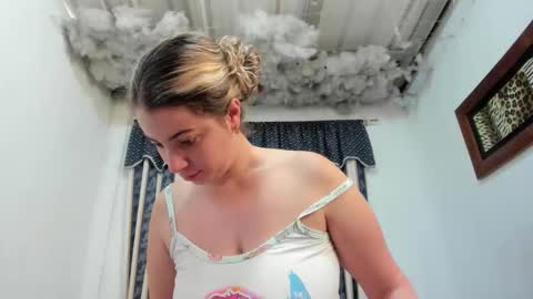 Snapshot of lauu_g chatting on June 2, 1:35 pm Lauu G online show from June 2, 1:35 pm