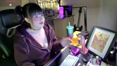 Snapshot of lavenderrzz19 chatting on January 19, 2:21 pm Lavenderrzz online show from January 19, 2:21 pm