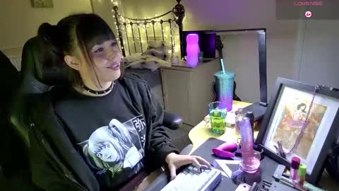 Snapshot of lavenderrzz19 chatting on February 5, 2:22 pm Lavenderrzz online show from February 5, 2:22 pm