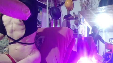 Snapshot of laye19 chatting on December 8, 10:57 pm Laye19 online show from December 8, 10:57 pm