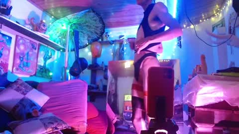 Snapshot of laye19 chatting on December 11, 6:25 am Laye19 online show from December 11, 6:25 am