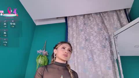 layla_17 online show from April 28, 12:20 am