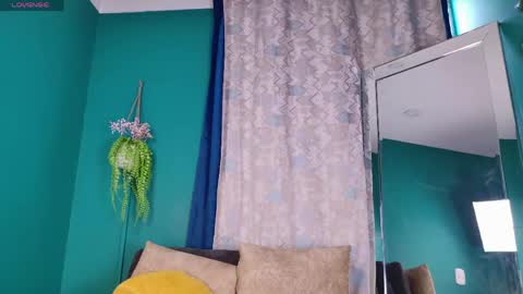 Snapshot of layla_17 chatting on May 5, 4:04 pm layla_17 online show from May 5, 4:04 pm