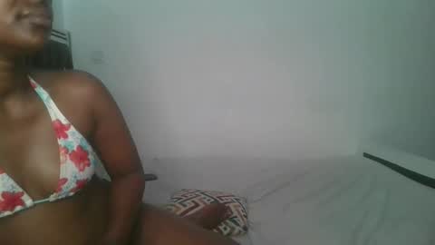 Snapshot of layla_cutiee chatting on January 14, 8:42 am layla_cutiee online show from January 14, 8:42 am