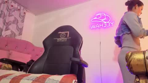 laylafoxy_tay online show from March 13, 4:19 am