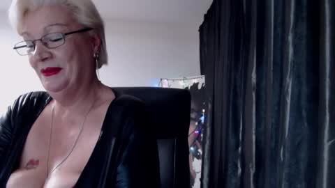 Snapshot of laylamadisonx chatting on December 6, 7:10 am Layla online show from December 6, 7:10 am