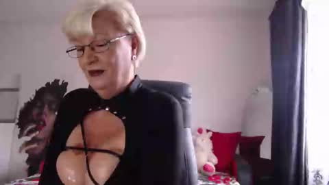 Snapshot of laylamadisonx chatting on December 8, 7:37 am Layla online show from December 8, 7:37 am