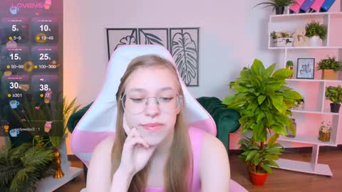 layriantavee online show from February 1, 7:05 am