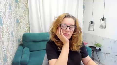 Snapshot of lea_fruit chatting on June 20, 5:10 am Lea online show from June 20, 5:10 am