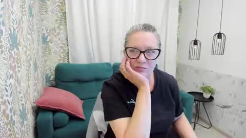 Snapshot of lea_fruit chatting on June 21, 5:10 am Lea online show from June 21, 5:10 am