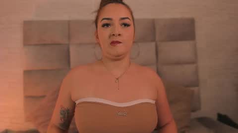 Snapshot of lea_walkerr chatting on June 19, 7:17 pm lea_walkerr online show from June 19, 7:17 pm