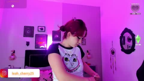 Snapshot of leah_cherry chatting on June 2, 9:50 pm Leah online show from June 2, 9:50 pm