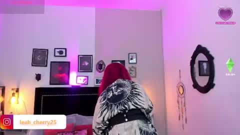 Snapshot of leah_cherry chatting on June 17, 9:16 pm Leah online show from June 17, 9:16 pm