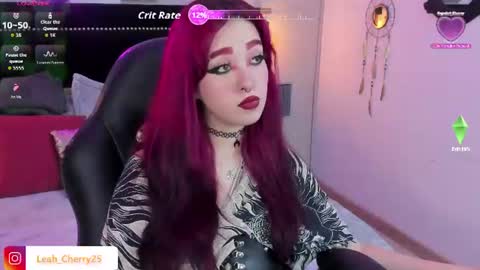 Snapshot of leah_cherry chatting on June 19, 10:24 pm Leah online show from June 19, 10:24 pm
