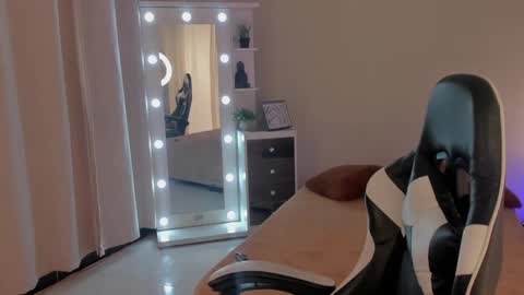 Snapshot of leahaltomm chatting on March 6, 6:48 pm leahaltomm online show from March 6, 6:48 pm