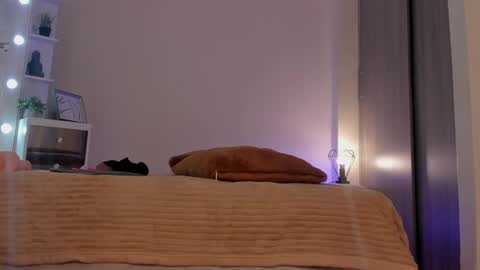 Snapshot of leahaltomm chatting on March 8, 12:11 am leahaltomm online show from March 8, 12:11 am