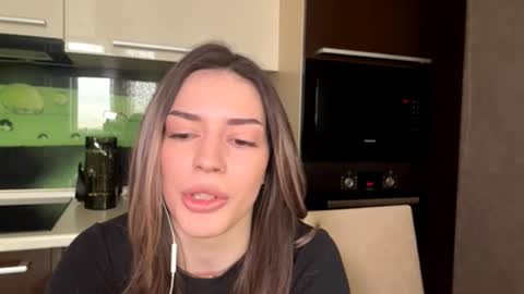 Snapshot of leahjozwiak chatting on March 21, 5:34 am Arina online show from March 21, 5:34 am