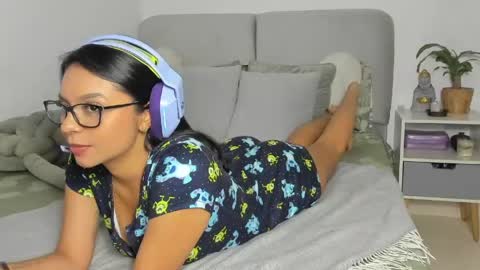 Snapshot of leahmarsh chatting on April 17, 4:59 am online show from April 17, 4:59 am
