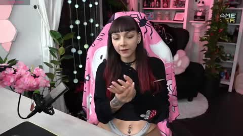 Snapshot of leahobscure chatting on February 6, 8:56 pm Leah online show from February 6, 8:56 pm