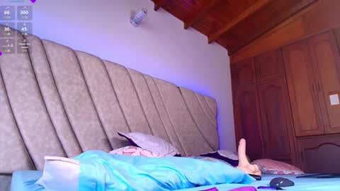 Snapshot of leahprada_ chatting on January 20, 7:35 pm Instagram Leahprada online show from January 20, 7:35 pm