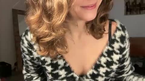 Leah Sparkles online show from December 17, 2:45 pm