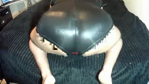 Snapshot of leatherman31 chatting on October 25, 12:51 am leatherman31 online show from October 25, 12:51 am