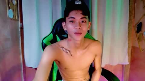 leemoreno18 online show from October 24, 10:11 am