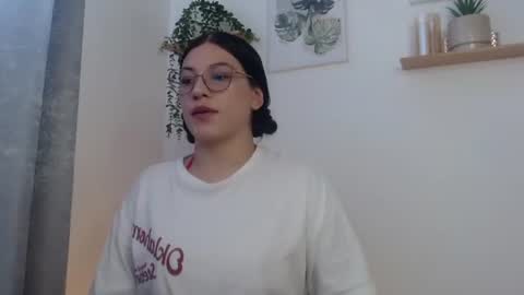 Snapshot of leena_rosee chatting on July 9, 5:50 pm leena_rosee online show from July 9, 5:50 pm