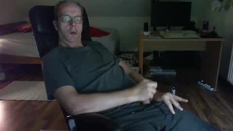 Snapshot of lefti27 chatting on December 22, 12:39 am Dave online show from December 22, 12:39 am